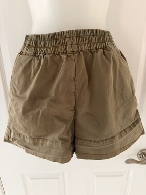 Everlane Easy Short in a versatile olive/khaki drab size 00